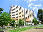 駅徒歩5分・建物前は公園です