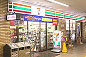 セブンイレブン京成千住大橋駅店 徒歩8分。コンビニ 580m