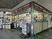 セブンイレブン 徒歩8分。コンビニ 570m