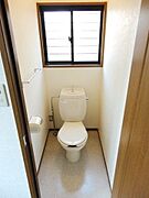 ★明るい窓付きのトイレです★
