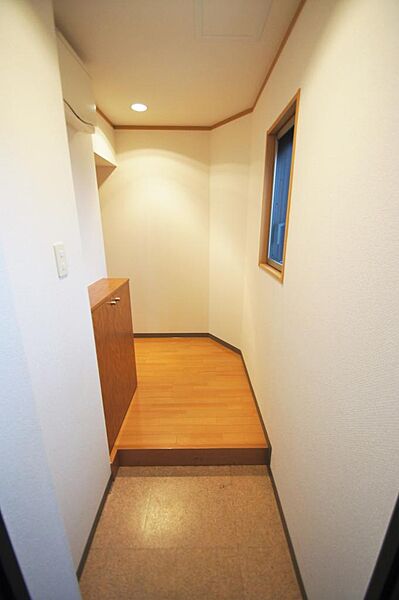 画像21:玄関はＬ字型。急な来客があっても、玄関らはお部屋が見えません。意外と人気の理由の一つです。