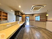 店内の様子　ビルトインエアコン完備