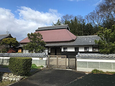 外観：【外観写真】土地面積431坪超、木造平屋建の純和風邸宅です。伊賀鉄道伊賀線「広小路」駅まで徒歩22分でアクセス可能です。空家につき、随時内覧可能&即入居可能物件◎