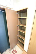 ★高さ調整可能な棚板のシューズBOXです★