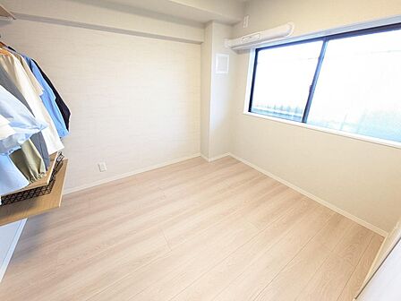 約4.6帖の洋室(2026年7月撮影)※家具、調度品は販売価格に含まれておりません。