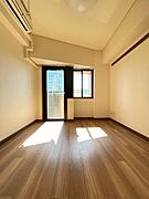 【洋室6.5帖】2面採光の角部屋です★