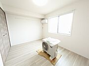 北側の洋室。エアコン全室完備で快適に過ごせます（建築中）