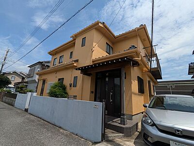外観:閑静な住宅街に佇む、鮮やかなイエローの外観が目印の一軒。駐車場付き。 外観:閑静な住宅街に佇む、鮮やかなイエローの外観が目印の一軒。駐車場付き。