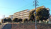 落ち着いた住宅街に佇むマンション外観。管理体制も良好で、安心してお住まいいただけます。