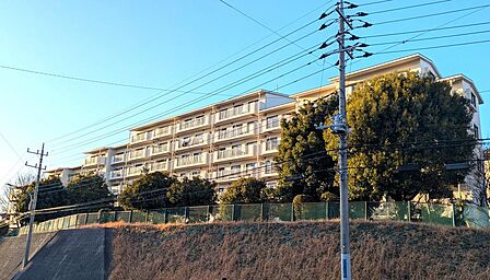 落ち着いた住宅街に佇むマンション外観。管理体制も良好で、安心してお住まいいただけます。