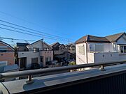 周囲に高い建物が少なく、開放感のある眺望が広がります。穏やかな住環境も魅力です。