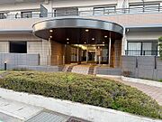 落ち着いた雰囲気のエントランス空間。共用部の管理状態も良好で、居住者や来訪者を心地よく迎えます。