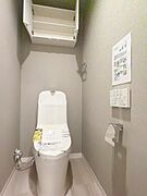 温水洗浄機能付きトイレを備え、毎日を快適に過ごせる設備。清潔感のある空間で、日常の使い勝手にも配慮された仕様です。
