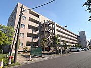 緑豊かな住環境に佇む落ち着いた外観のマンション。敷地内はゆとりがあり、穏やかな雰囲気の中で安心して暮らせる住環境が魅力です。