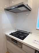 3口ガスコンロを備えたキッチンは同時調理が可能で、毎日の料理効率を高めながら快適なキッチンワークを実現します。