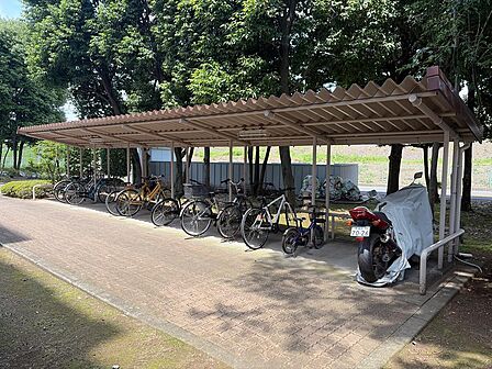 屋根付きの駐輪場が敷地内に設置されており、大切な自転車を雨や直射日光から守ります。整理整頓されており、毎日の通勤や通学時にスムーズに出し入れが可能です。