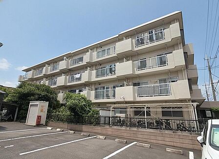 総戸数23戸の落ち着いたスモールコミュニティです。周辺は第一種中高層住居専用地域に指定された閑静な住宅街で、駅徒歩10分の利便性を享受しながら穏やかに暮らせる環境が整っています。