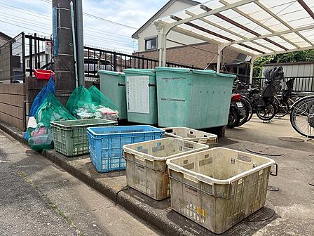 居住者専用としてきっちり管理されている、利便性の高いゴミ置き場です。毎日の快適な暮らしを陰で支える欠かせない設備であり、丁寧な清掃により美観が保たれています。