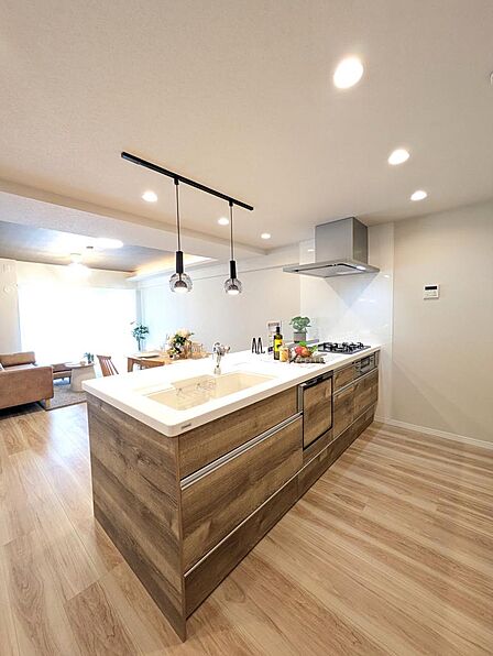 お料理中も会話が弾む人気のカウンターキッチンを採用し、一体感のある空間を演出。