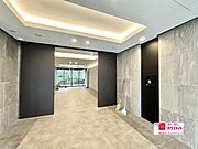 落ち着いた色合い、間接照明でラグジュアリーなエントランス