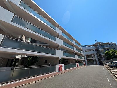 外観:整ったデザインの外観は住まい全体の印象を引き立てます。落ち着いた色合いや素材感が街並みに溶け込みながらも個性を感じさせる美しい佇まい。住む人を迎える顔として毎日帰宅する度に満足感を感じる住まいです。 外観:整ったデザインの外観は住まい全体の印象を引き立てます。落ち着いた色合いや素材感が街並みに溶け込みながらも個性を感じさせる美しい佇まい。住む人を迎える顔として毎日帰宅する度に満足感を感じる住まいです。