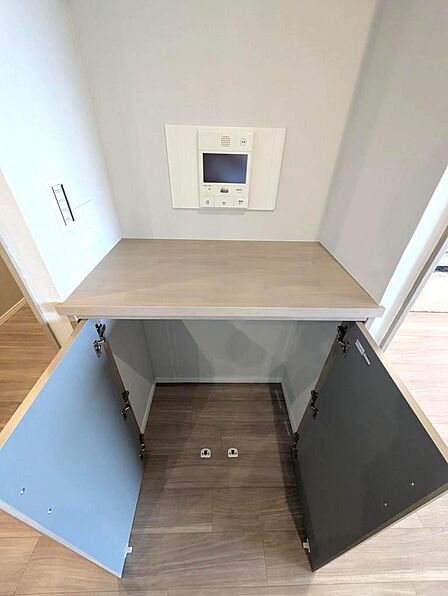 ちょっとした収納スペースがあることで、日常の小物や雑貨をすっきり整理できます。使いたいものがすぐ取り出せるため、家事や生活がスムーズになり、暮らしにちょっとしたゆとりを生みます。