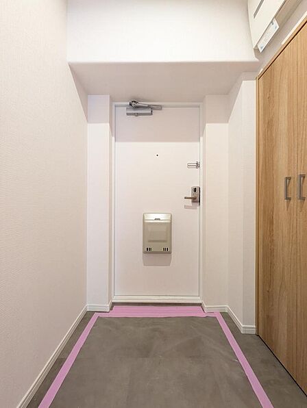 広さと明るさに配慮された玄関は、住まいの第一印象を決める大切な空間です。すっきりと整った空間は、家族の出入りもスムーズで、来客時にも安心。毎日の暮らしに快適さと清潔感をもたらす、心地よい玄関です。