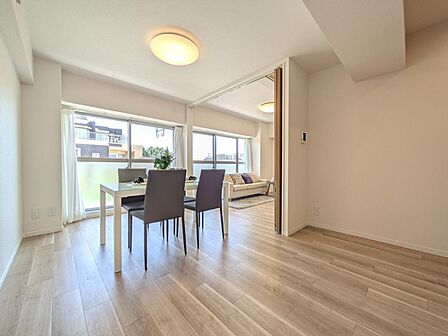 暮らしの中心となるリビングは、光と開放感を大切にした設計。家具の配置がしやすいゆとりある空間が、住む人のライフスタイルに柔軟に寄り添います。何気ない日常を、少し上質に。そんな時間を叶えるリビングです。