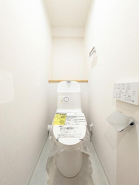毎日使う場所だからこそ、清潔感と快適さに配慮したトイレ空間。すっきりとした内装で、お手入れもしやすく、いつでも気持ちよく使えます。住まう人はもちろん、来客時にも安心して案内できるトイレです。