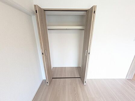 衣類や小物をすっきり整理できるクローゼットを備えた洋室。毎日の身支度もスムーズに。整理整頓しやすいクローゼットが、暮らしにゆとりを生む空間です。