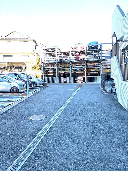 安全性の高い敷地内駐車場は、住まいの価値を高めるポイント。防犯設備や整備された区画で、車を安心して駐車できる環境が整っています。暮らしやすさと安心感を両立させた、快適な設備です。
