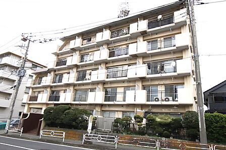 白基調の明るい外観♪(2026年4月撮影)