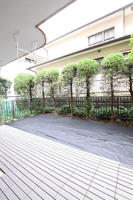 専用庭付きバルコニー!※専用庭使用料:月額300円(2026年7月撮影)