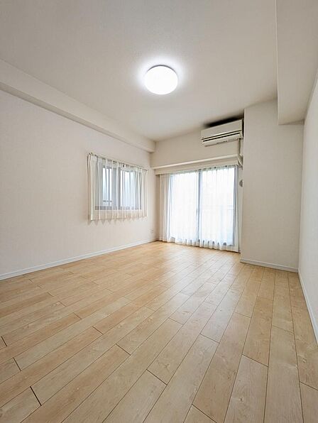 メイン寝室となる9.2帖の洋室は2面採光となっております。（2026年8月撮影）