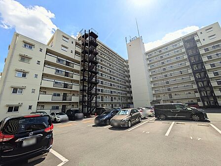 大規模マンションならではの存在感ある佇まい。敷地にもゆとりが感じられます。