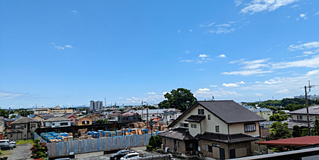 バルコニーの目の前には遮る高い建物がなく、どこまでも広がる開放的な景色が魅力。4階部分でありながら圧倒的な抜け感があり、毎日の暮らしに贅沢な癒やしをもたらします。