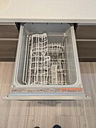日々の家事負担を大幅に軽減する、便利な食器洗い乾燥機を完備。スライドオープン式で食器の出し入れがスムーズに行えます。手洗いに比べて節水効果も高く、食後の時間をゆったりと過ごせる嬉しい設備です。