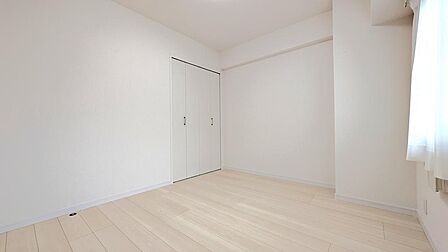 パソコン画面に光が反射しにくく、手元がつねに安定した明るさに保たれるため、リモートワークや資格勉強に最も集中できる理想の環境です。