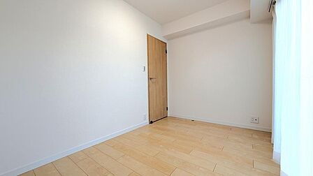 あえて収納を設けないことで、壁面を最大限に活かせる「デッドスペースゼロ」の効率的な空間に仕上がっています。さらに、窓が設置されているため、コンパクトながらも圧迫感がなく、心地よい自然光を感じられます。