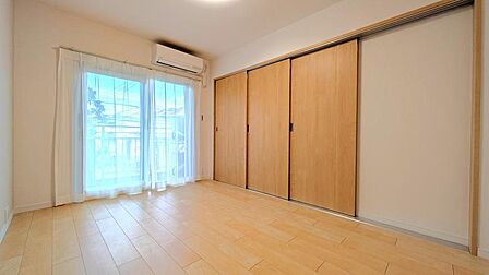 10.4帖のリビングと、隣接する6帖の洋室は、引き戸を開放することで【計16.4帖の広々とした大空間LDK】へと生まれ変わります。