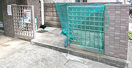 マンションの敷地内にしっかり確保された、入居者専用のクリーンなゴミ置き場スペースです。