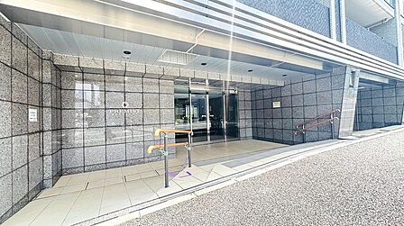 【段差のないバリアフリーエントランス】玄関口となるエントランスは、段差をなくした安心のバリアフリー設計を。シニア層の方も安心して歩行いただけます。思いやりに溢れた共有空間です。