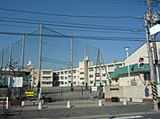 横浜市立西本郷小学校まで400ｍ