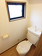 トイレには換気ができる小窓付き。