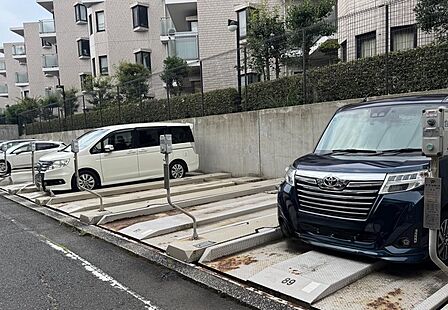 敷地内にしっかりと確保された駐車場。敷地外で月極を探す手間がなく、マンション敷地内からそのままスムーズにお出かけへ出発できます。（空状況はご確認ください）★2026年7月撮影★
