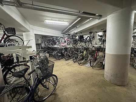 大切な自転車を雨風や直射日光から守れる屋内駐輪場。サビや汚れ、車体の劣化を防ぎ、お気に入りの自転車を綺麗な状態で長く維持しやすい安心の設備です。★2026年7月撮影★