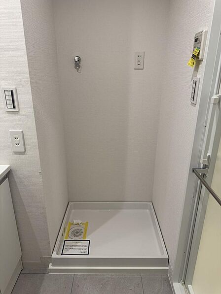 洗面所や浴室と隣接した使いやすい家事動線。脱衣から洗濯への流れがスムーズで、防水パンも完備しています。★2026年7月撮影★