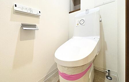 清潔で衛生的な温水洗浄便座を標準装備。ノズル洗浄機能や、汚れが付きにくい素材でお手入れもサッと拭くだけで簡単です。いつでもクリーンな状態をキープでき、家族みんなが心地よく使えるトイレ空間です。
