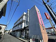 鉄骨造3階建てマンション。