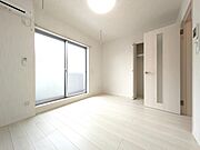 白を基調とした明るい雰囲気のお部屋♪